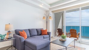 Smart TV, chimenea, monitor de computadora y impresora