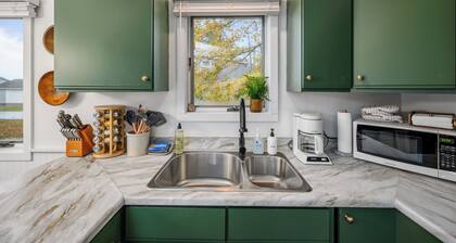 Little Dipper - Cozy Cottage on 400 feet of shared lake frontage