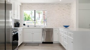 Een koelkast, een microgolfoven, een oven, een kookplaat