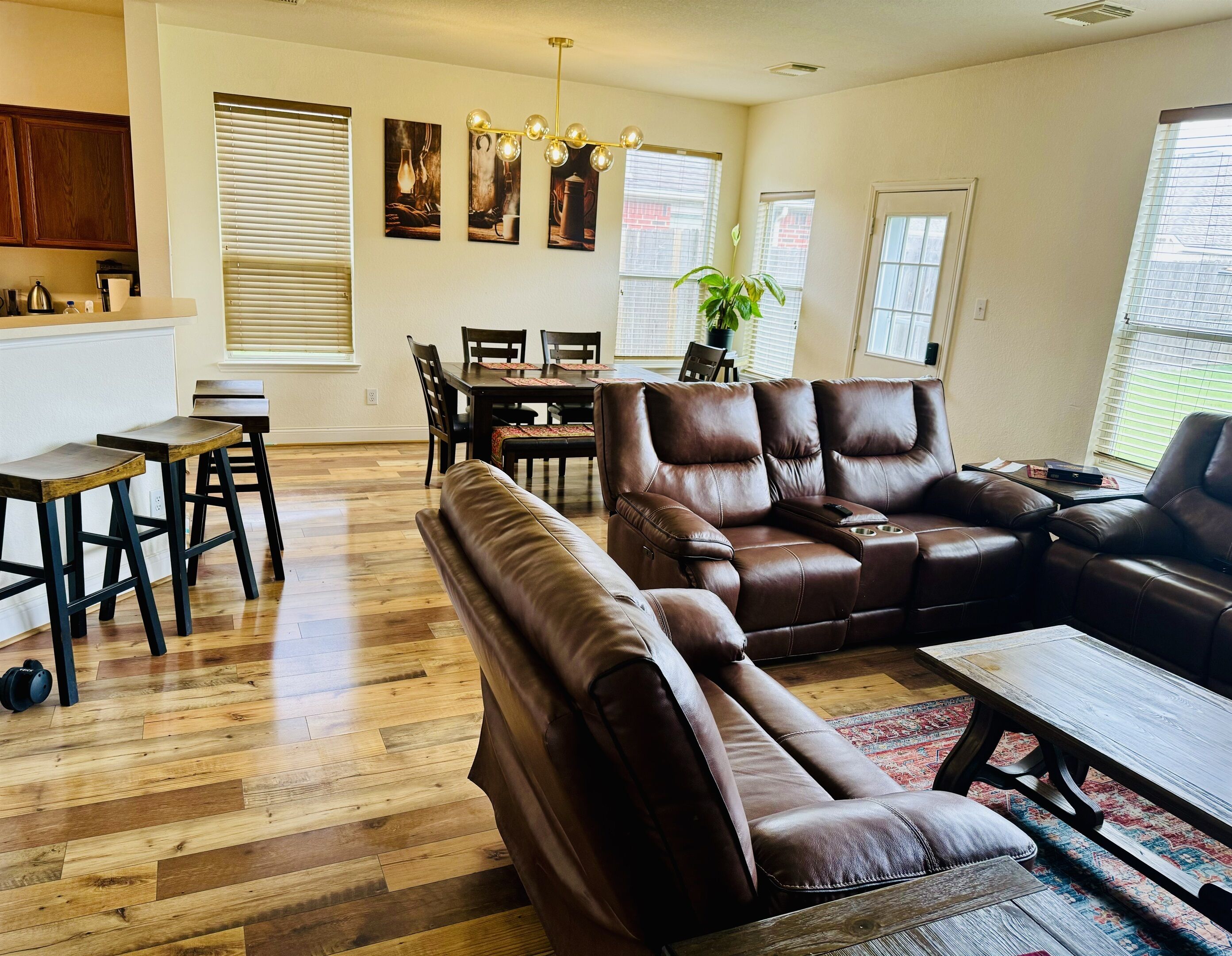Delightful 4-Bedroom Residence Sugarland Convenient Access to All Amenities
