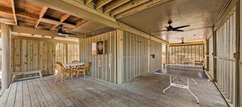 3 BR/2BA Cottage w/ Screen Porch! Dog Friendly! Amenity Cards!
