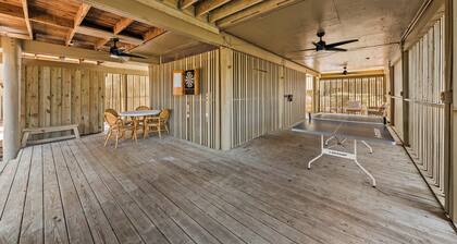 3 BR/2BA Cottage w/ Screen Porch! Dog Friendly! Amenity Cards!