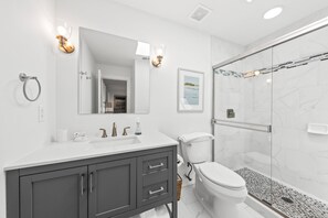 Shower, hair dryer, towels - 3 BR/2BA Cottage w/ Screen Porch! Dog Friendly! Amenity Access included (Seabrook Island)