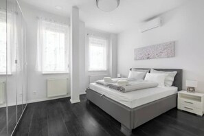 2 chambres, bureau, fer et planche Ă repasser, lit parapluie