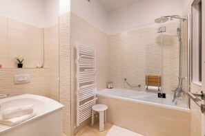SĂšche-cheveux, bidet, serviettes fournies, savon