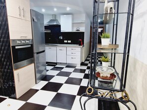 Frigorífic, microones i utensilis de cuina, vaixella i coberteria 