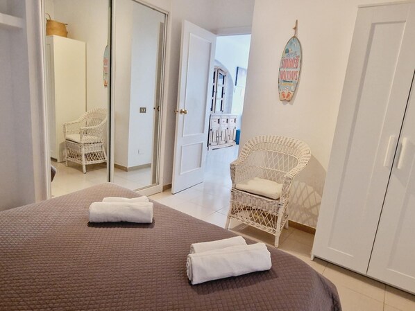 1 bedroom, bed sheets