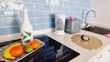 Fridge, microwave, oven, coffee/tea maker