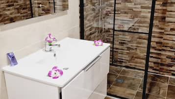 Douche, sèche-cheveux, serviettes fournies