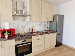 Een koelkast, een microgolfoven, een oven