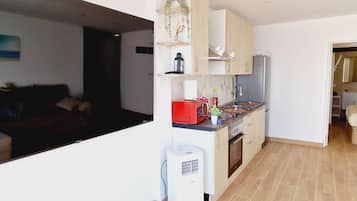 Een koelkast, een microgolfoven, een oven