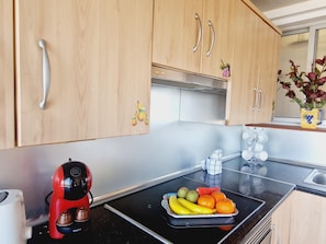 Refrigerador, microondas, horno y cafetera y tetera 