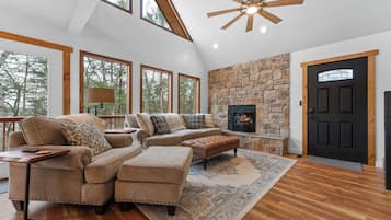 Smart TV, chimenea, reproductor de DVD y futbolito