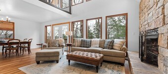 Spacious Lakefront Cabin with bunkroom