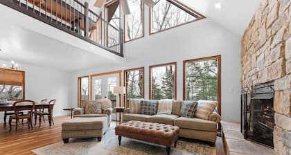 Spacious Lakefront Cabin with bunkroom