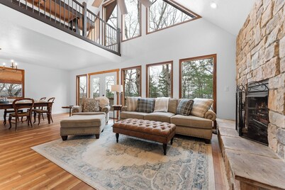 Spacious Lakefront Cabin with bunkroom