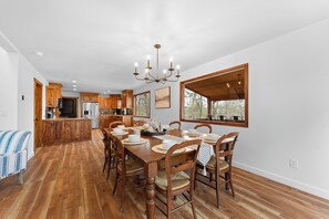 Dining - Renovated Lakefront Cabin with bunkroom (Eagle Rock)