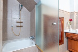 Hair dryer, bidet, towels - PLETA DE SON MONJO - Rustic house with private pool and free Wifi (Maria de la Salut)