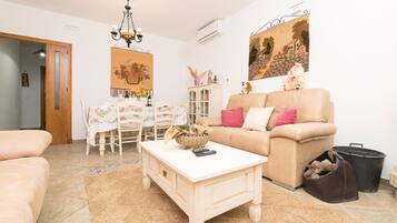 Een televisie en een open haard