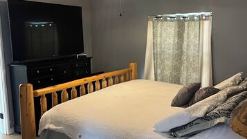 4 bedrooms, iron/ironing board, free WiFi, bed sheets