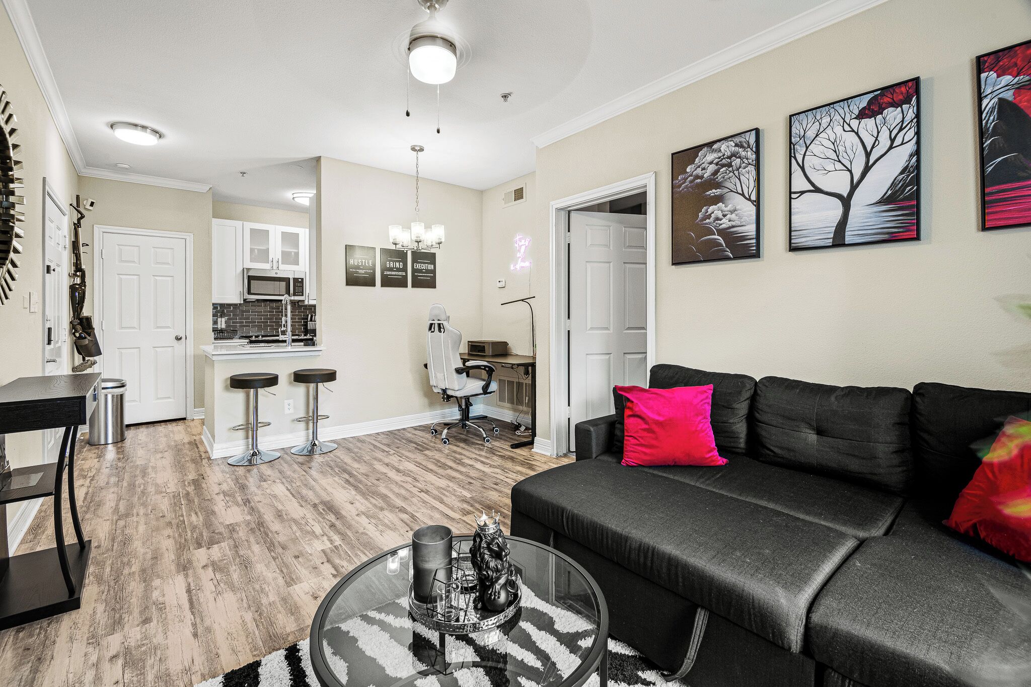 Smart-tv, eldstad och printers