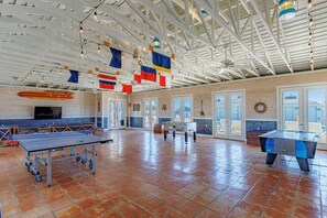 Game room - Shared Heated Pool, Boardwalk to the Beach (Port Aransas)
