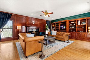 Smart TV, chimenea, videojuegos, futbolito