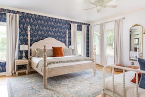 7 bedrooms, desk, iron/ironing board, travel cot