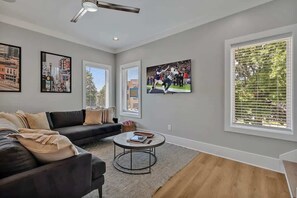 Smart TV, offices - Tenor - Private Rooftop - Mins to Broadway & 12 S (Nashville)