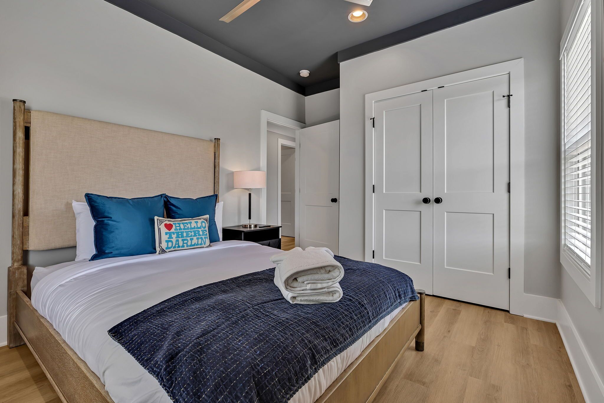 4 habitaciones, tabla de planchar con plancha y cuna de viaje 