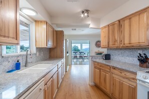 冷蔵庫、電子レンジ、オーブン、コンロ