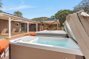Ein Whirlpool mit Holzterrasse und überdachter Terrasse.