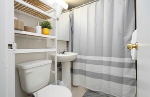 Towels, soap, toilet paper - Bright and cozy entire 1 bedroom apartment  
Queen Size Bed in downtown Toronto (Toronto)