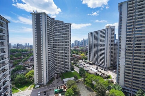 Bright and cozy entire 1 bedroom apartment  
Queen Size Bed in downtown Toronto