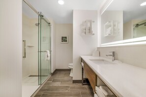 Combined shower/bathtub, towels - Hampton Inn Aurora Medical Center Denver (Aurora)