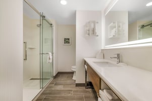 Bañera con ducha, toallas