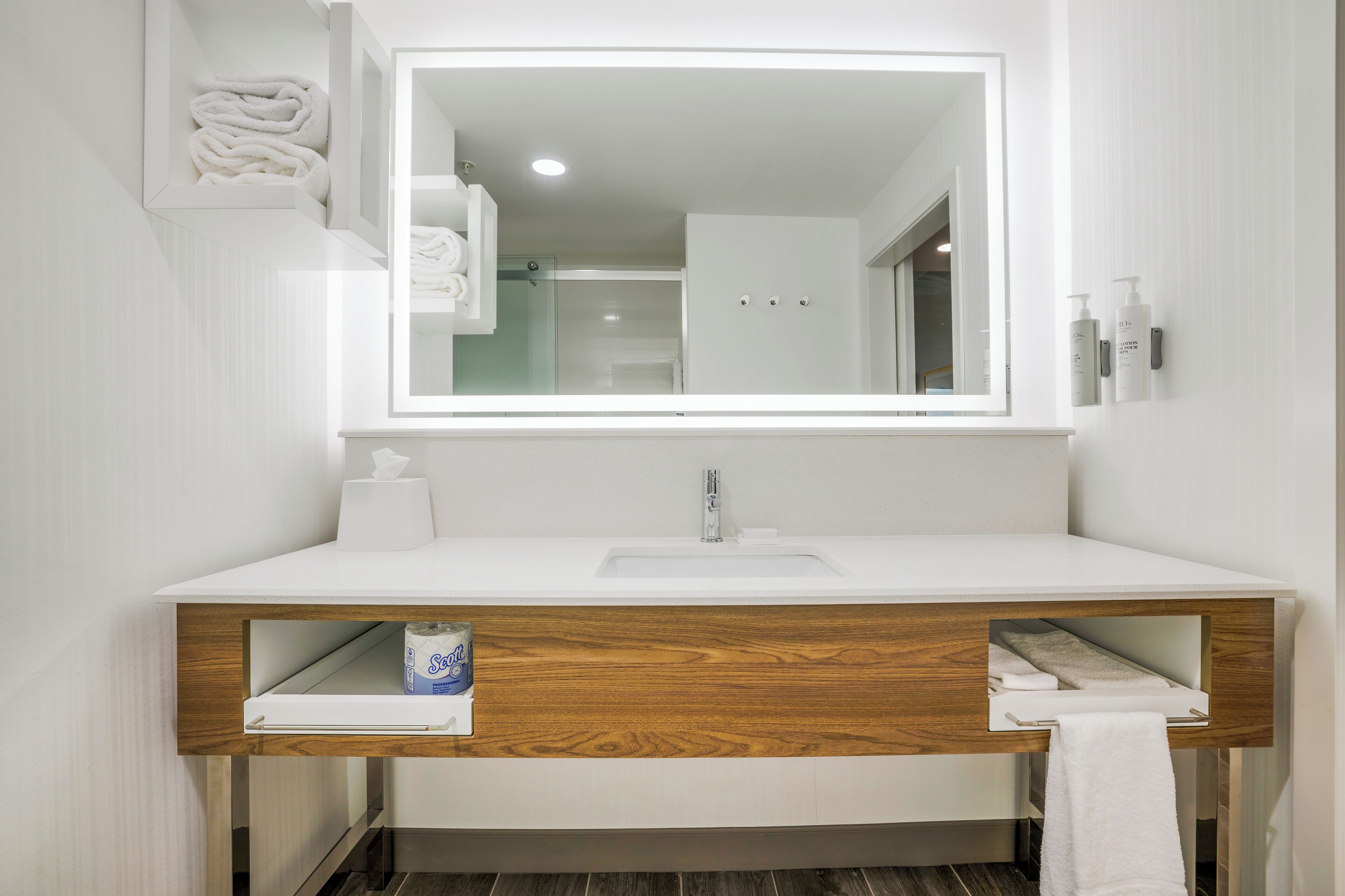 Combined shower/tub, towels