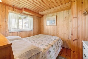 4 bedrooms, travel crib, WiFi, bed sheets