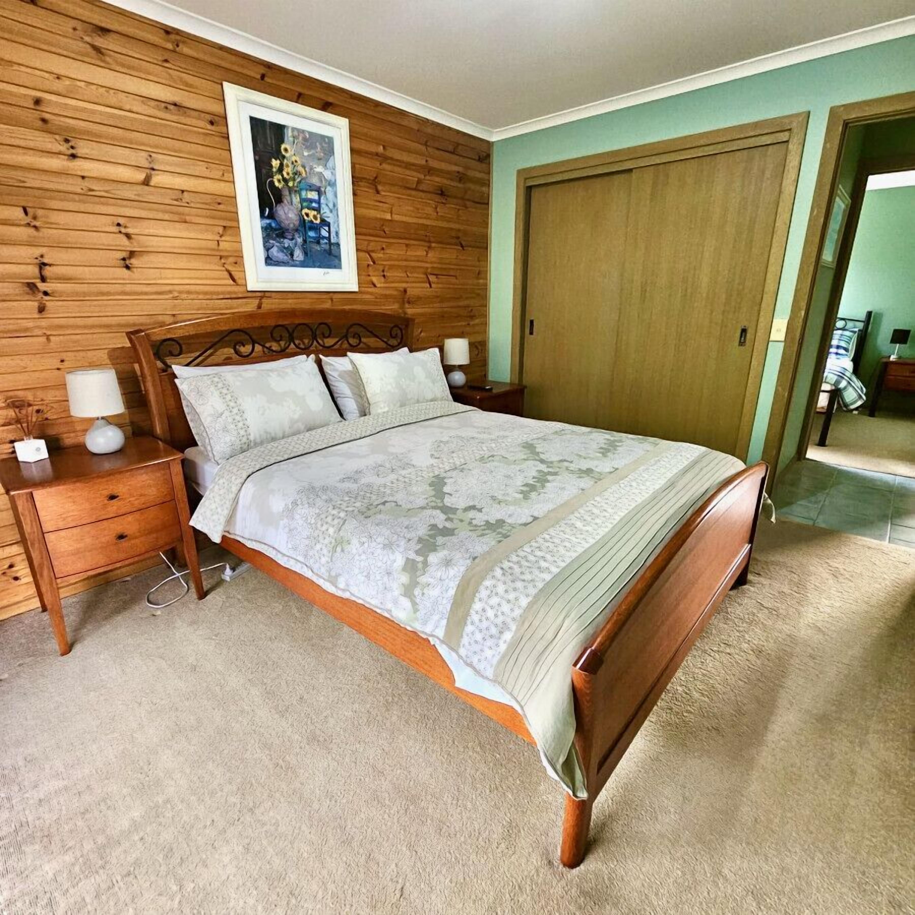 3 bedrooms, desk, WiFi, bed sheets