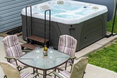 3 Bedroom Ranch - Hot Tub - Pet and Kid Friendly - Fenced Yard - High Speed WIFI