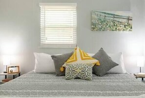 3 habitaciones, escritorio y tabla de planchar con plancha 