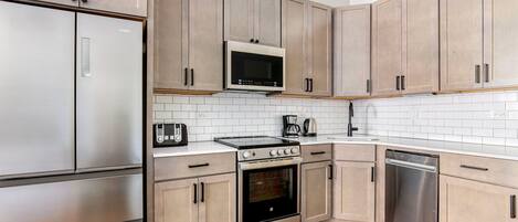 Réfrigérateur, micro-ondes, four, plaque de cuisson