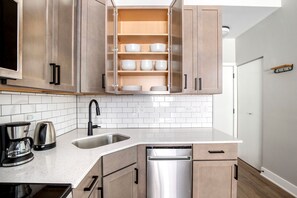 Fridge, microwave, oven, stovetop - Wonderful Edgewater 1BR w/ Patio Deck & Gym, near lake, by Blueground (Chicago)