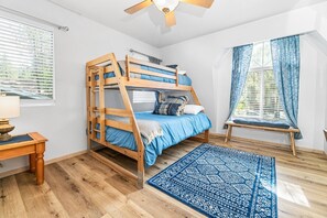 3 Schlafzimmer, Schreibtisch, Bügeleisen/Bügelbrett, kostenloses WLAN