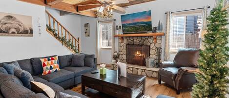 Smart-TV, Kamin, DVD-Player, Bücher