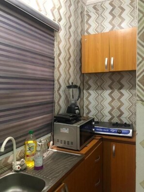 Réfrigérateur, micro-ondes, grille-pain