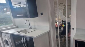 Coffee/tea maker, fridge, microwave, oven