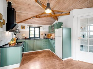 Fridge, oven, dishwasher, cookware/dishes/utensils