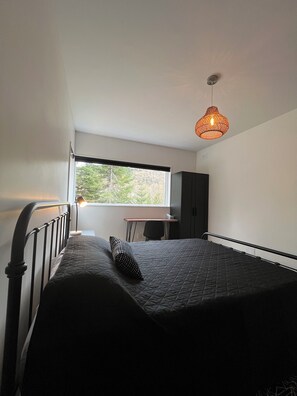 2 bedrooms, desk, travel crib, free WiFi