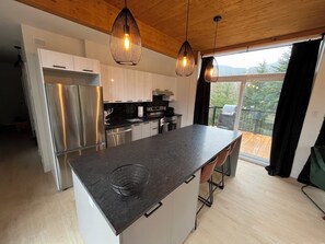 Fridge, microwave, oven, stovetop - Chalet LoMA (Saint-Raymond)